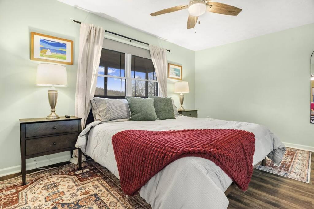 Mountain Views, Hot Tub, Firepit, Dog Friendly, Ev Connector Holiday home *