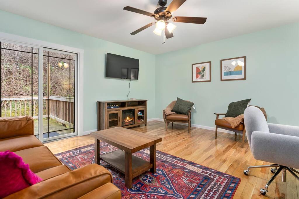 Mountain Views, Hot Tub, Firepit, Dog Friendly, Ev Connector Holiday home *
