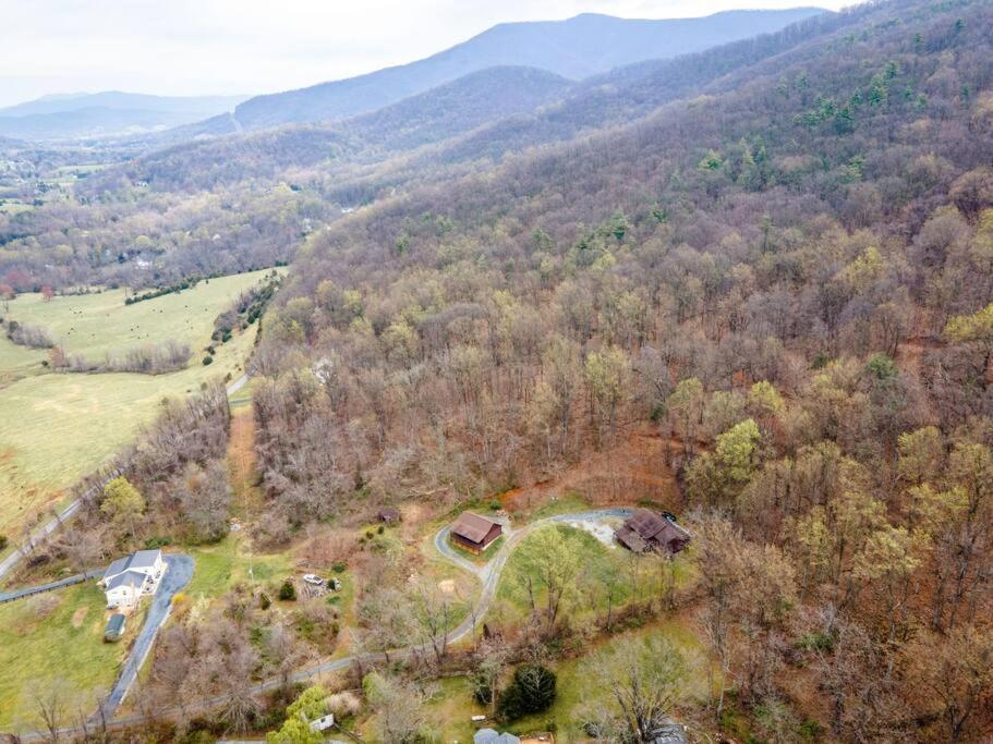 Mountain Views, Hot Tub, Firepit, Dog Friendly, Ev Connector Holiday home