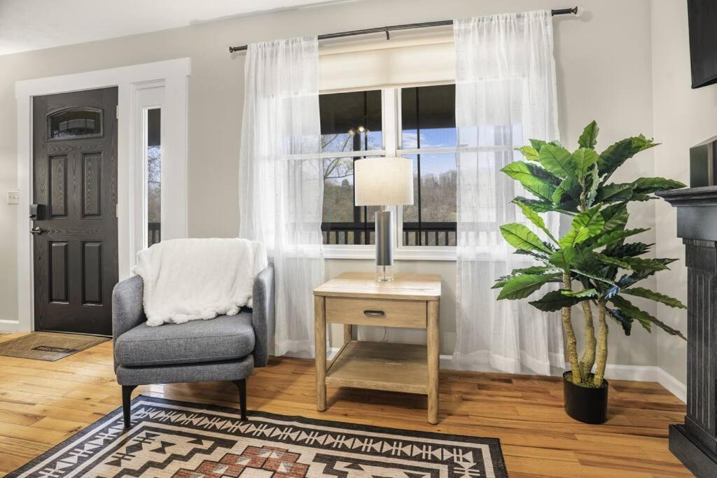 Mountain Views, Hot Tub, Firepit, Dog Friendly, Ev Connector Holiday home